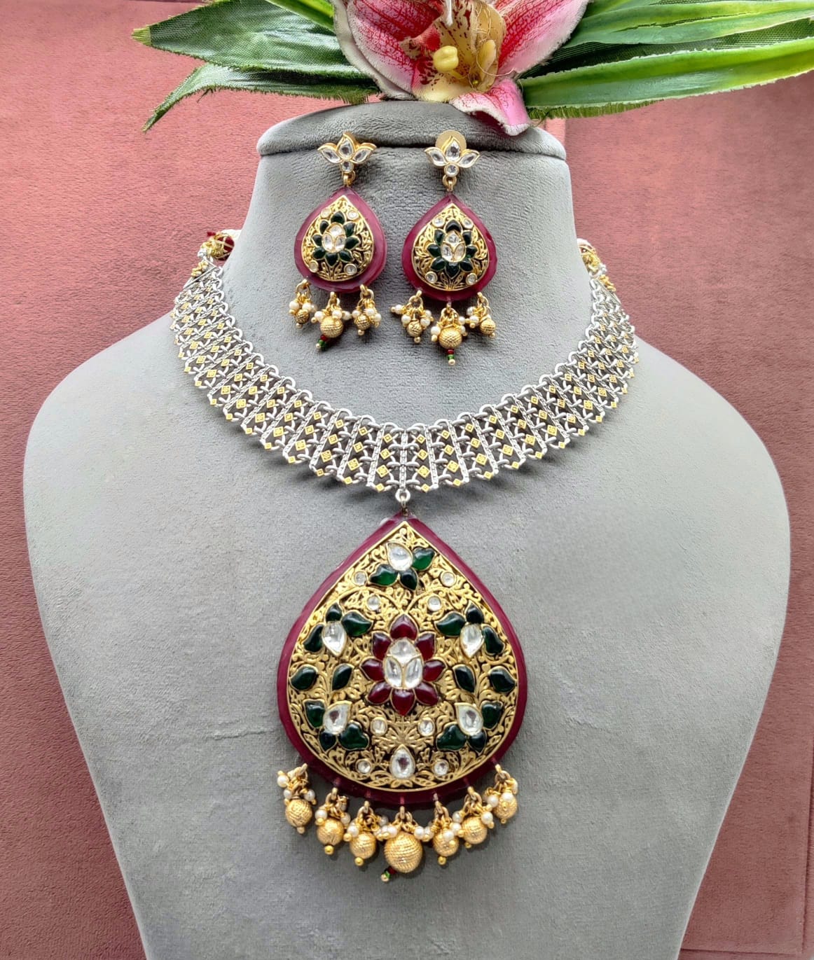 Radiant Splendor: Kundan Pendant Necklace and Earrings Set