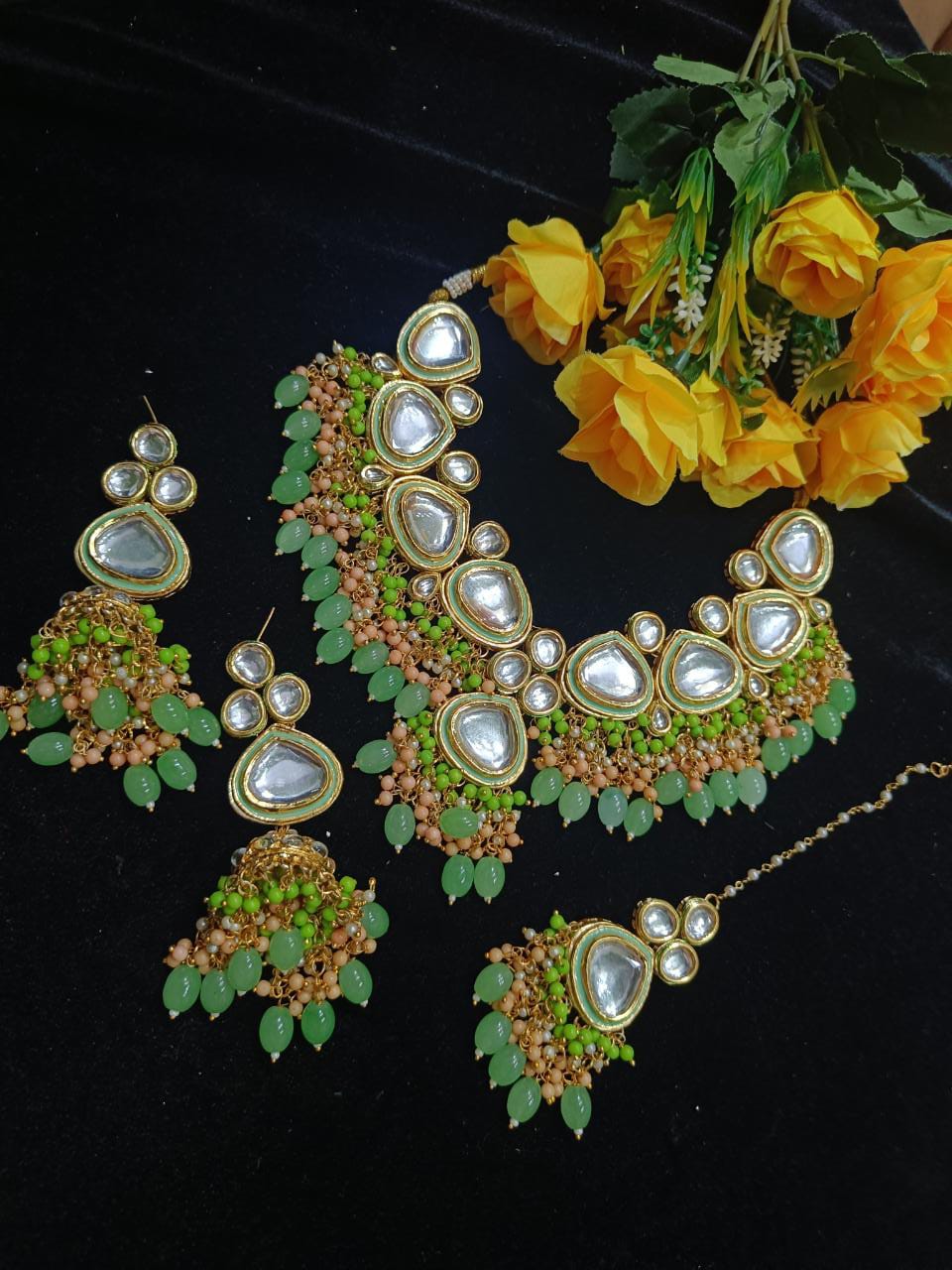 Royal Opulence: Kundan Jewelry Set with Earrings and Maangtikka