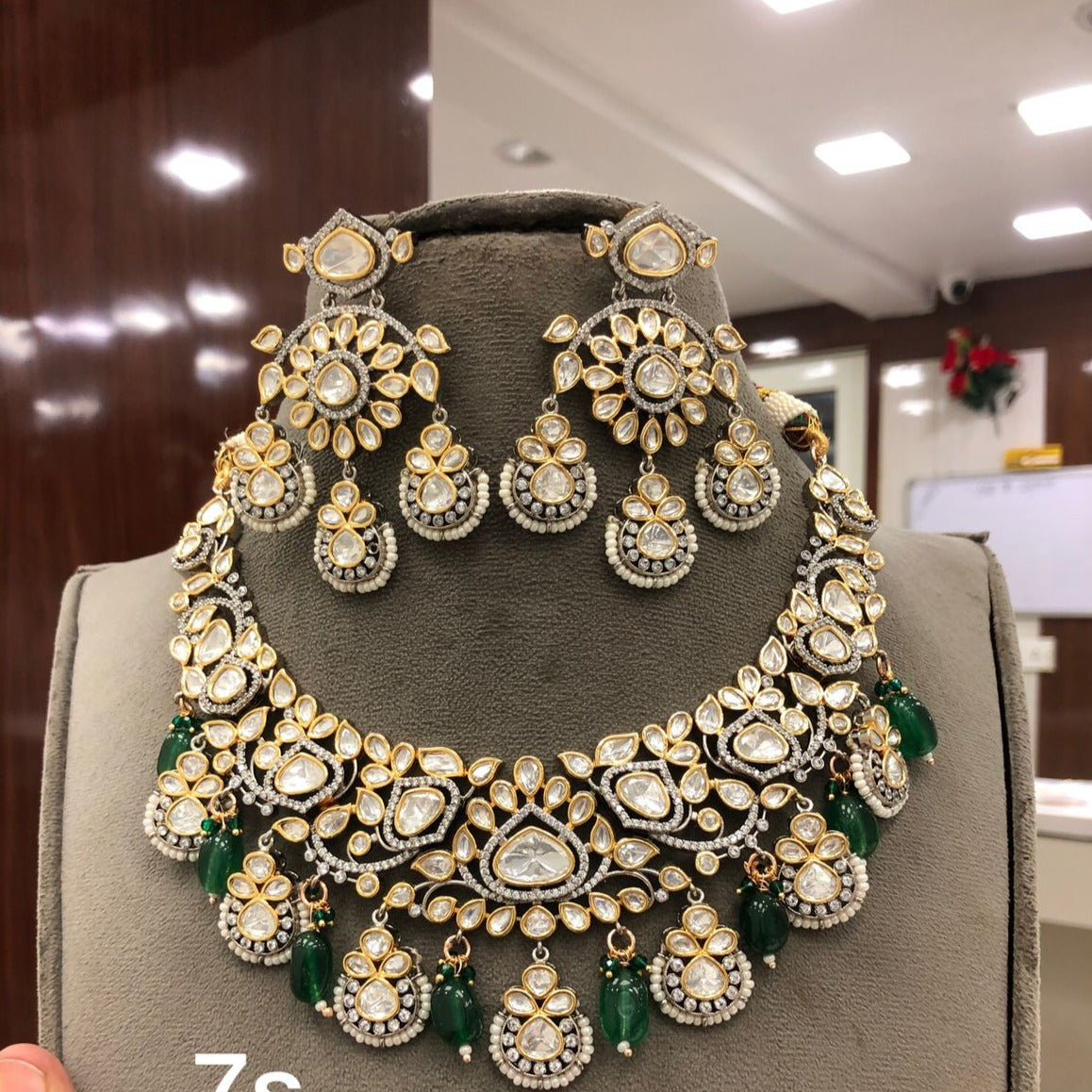 Elegant Pachi Kundan Jewelry Set: Adorn Yourself with Opulence and Elegance