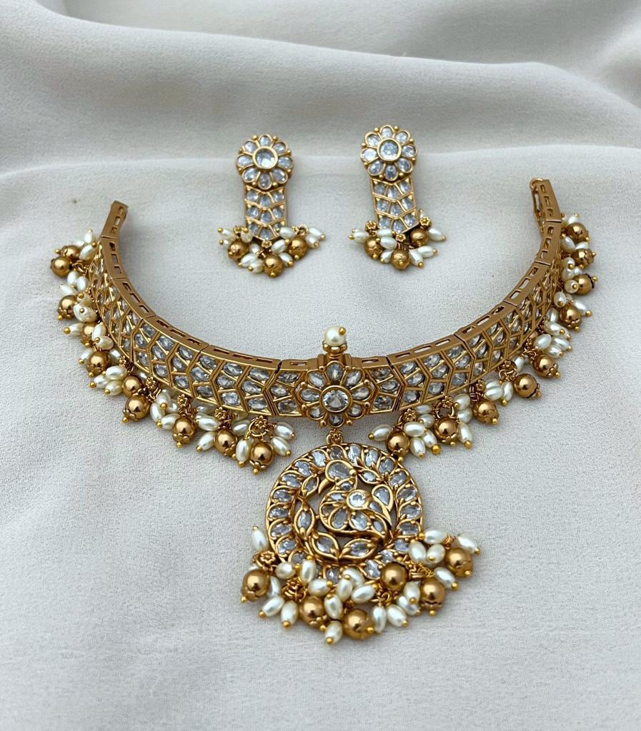 Exquisite Kundan Choker Set: Elegance Redefined with Matching Earrings