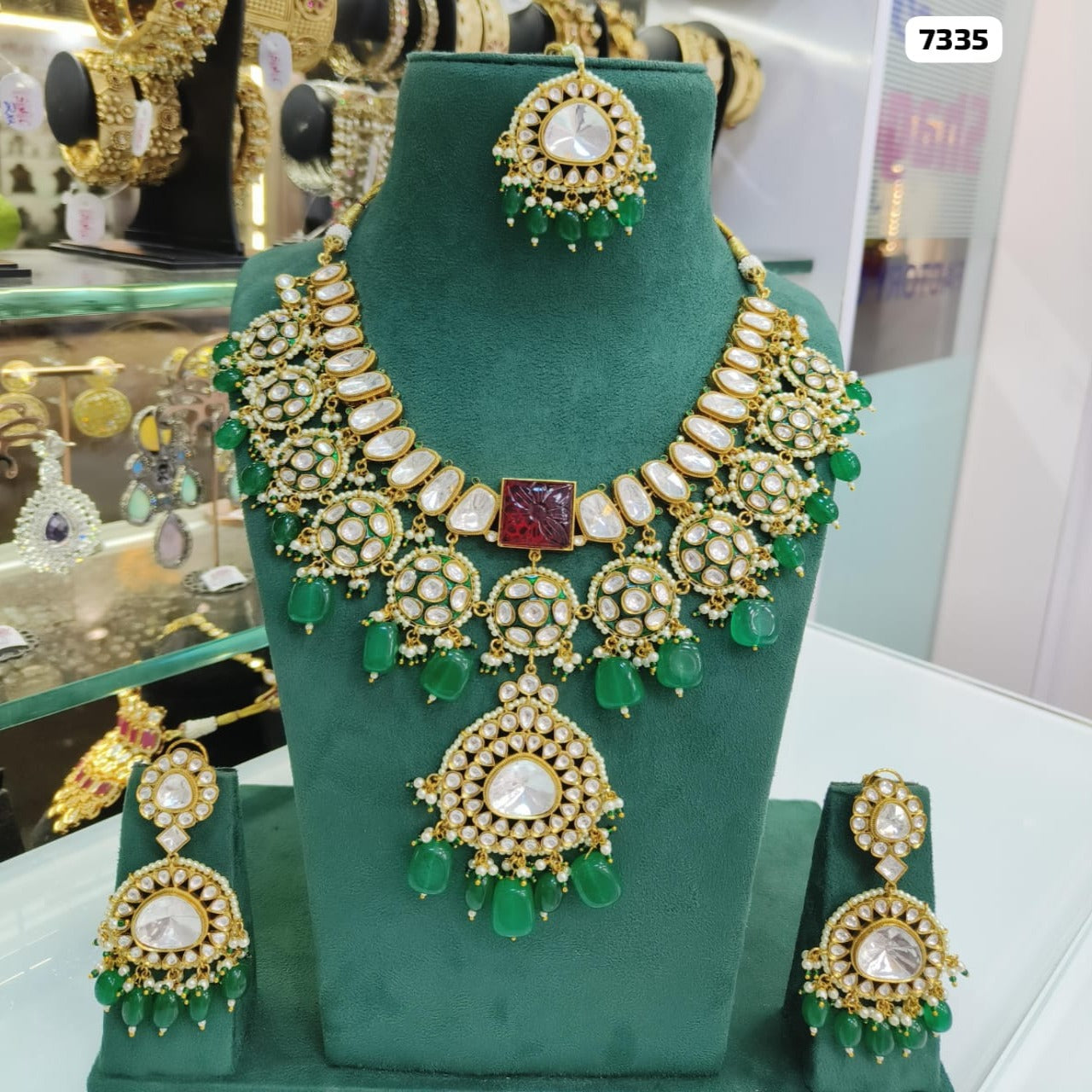 Exquisite Polki Un-cut Kundan Necklace Set with Earrings and Maangtikka - Timeless Elegance and Traditional Glamour