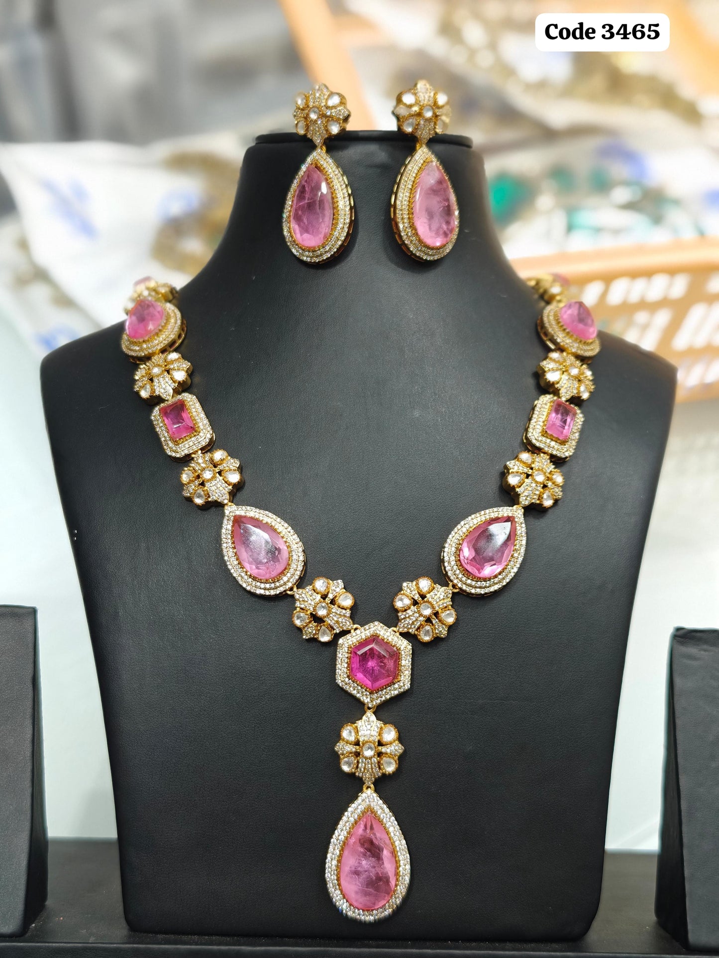 Enchanting Aura: Beautiful Kundan Necklace Set with Earrings