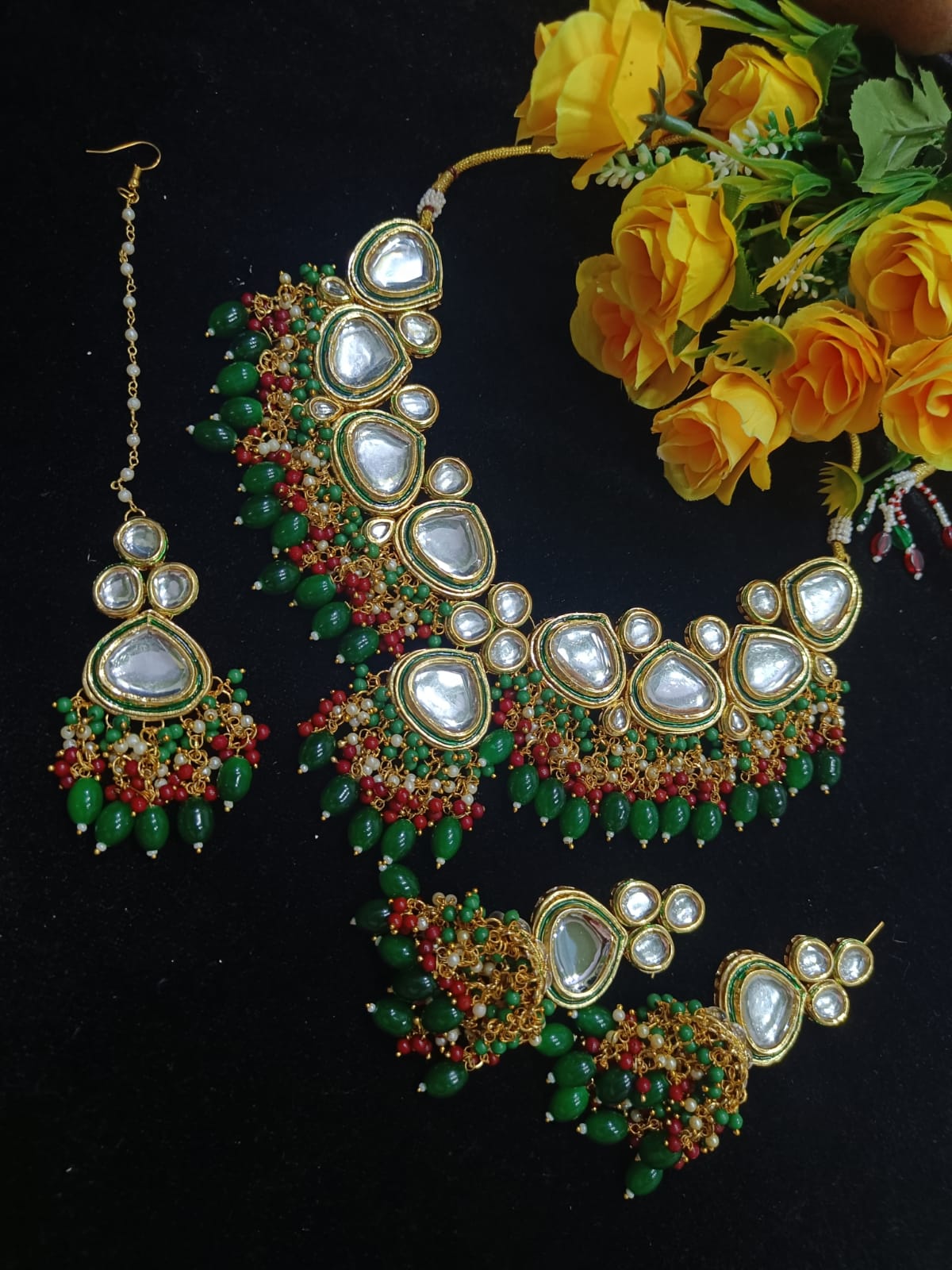 Royal Opulence: Kundan Jewelry Set with Earrings and Maangtikka