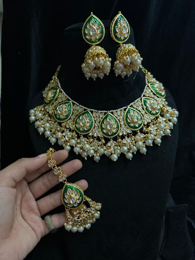 Exquisite Charm: Kundan Jewelry Set with Jhumka Earrings Ensemble